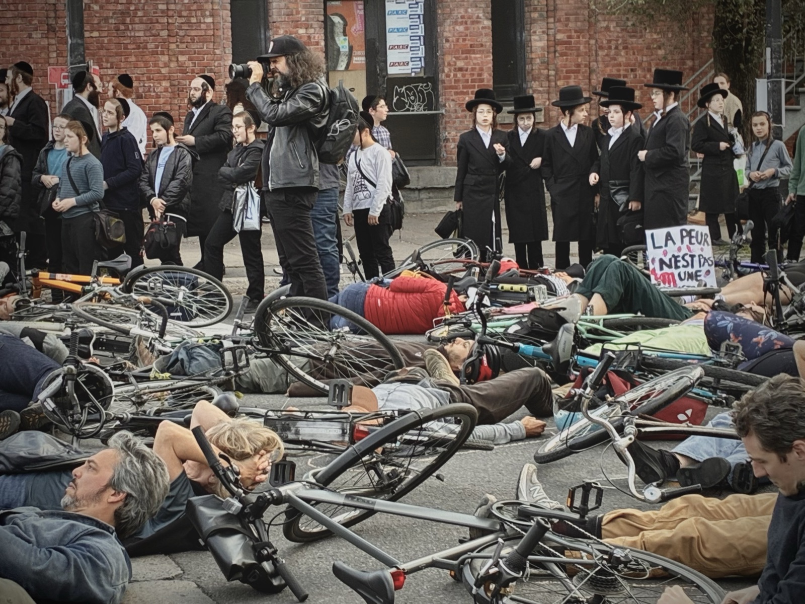 Vue du rassemblement die-in tenu sur l'avenue du Parc.