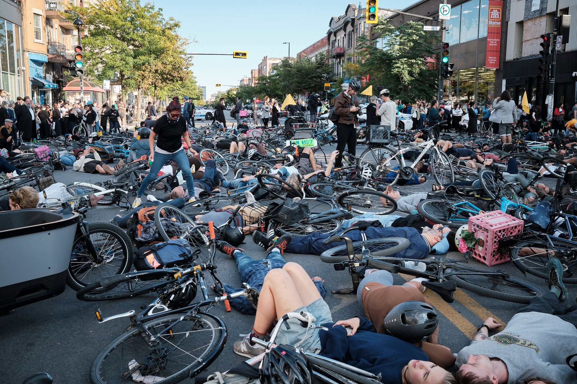 Manifestation die-in contre la violence routière sur l'avenue du Parc.