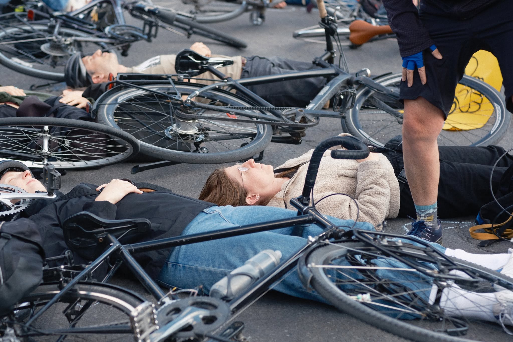 Cyclistes et citoyens rassemblés lors du die-in contre la violence routière.