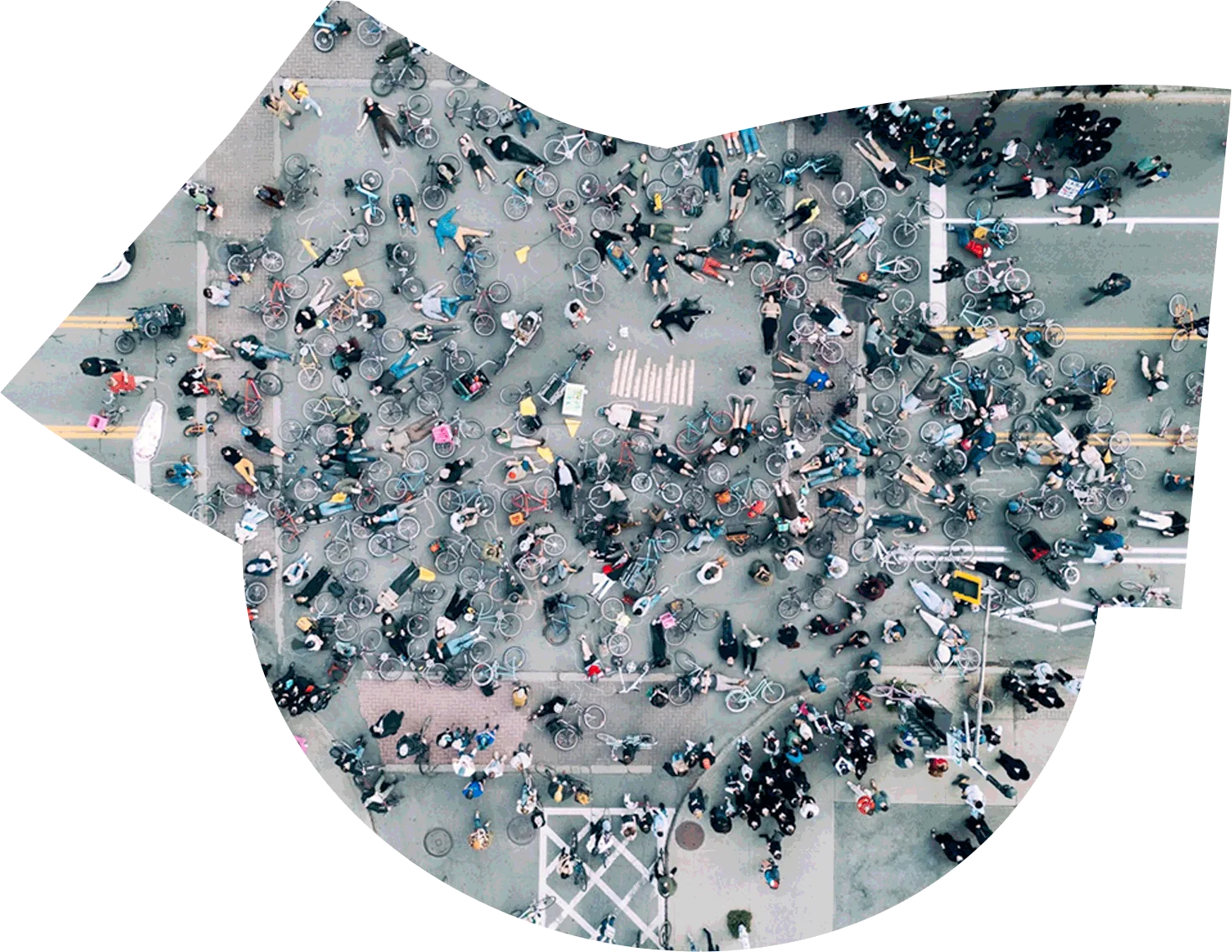 Vue aérienne du die-in&nbsp;: des centaines de personnes et de vélos couchés sur l’avenue du Parc.